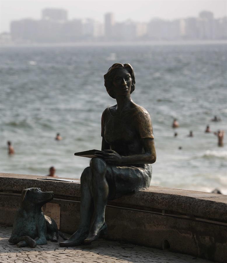 1601942059278 estatua de la escritora ucraniana brasileña clarice lispector - la mujer que enfrentó muchas dificultades para convertirse en escritora